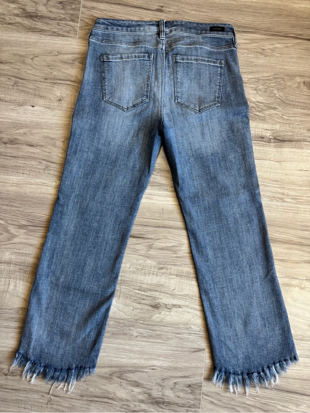 Liverpool The Crop Flare Jeans 6/28 Dramatic Frayed Step Hem Light Wash Denim - Picture 6 of 9